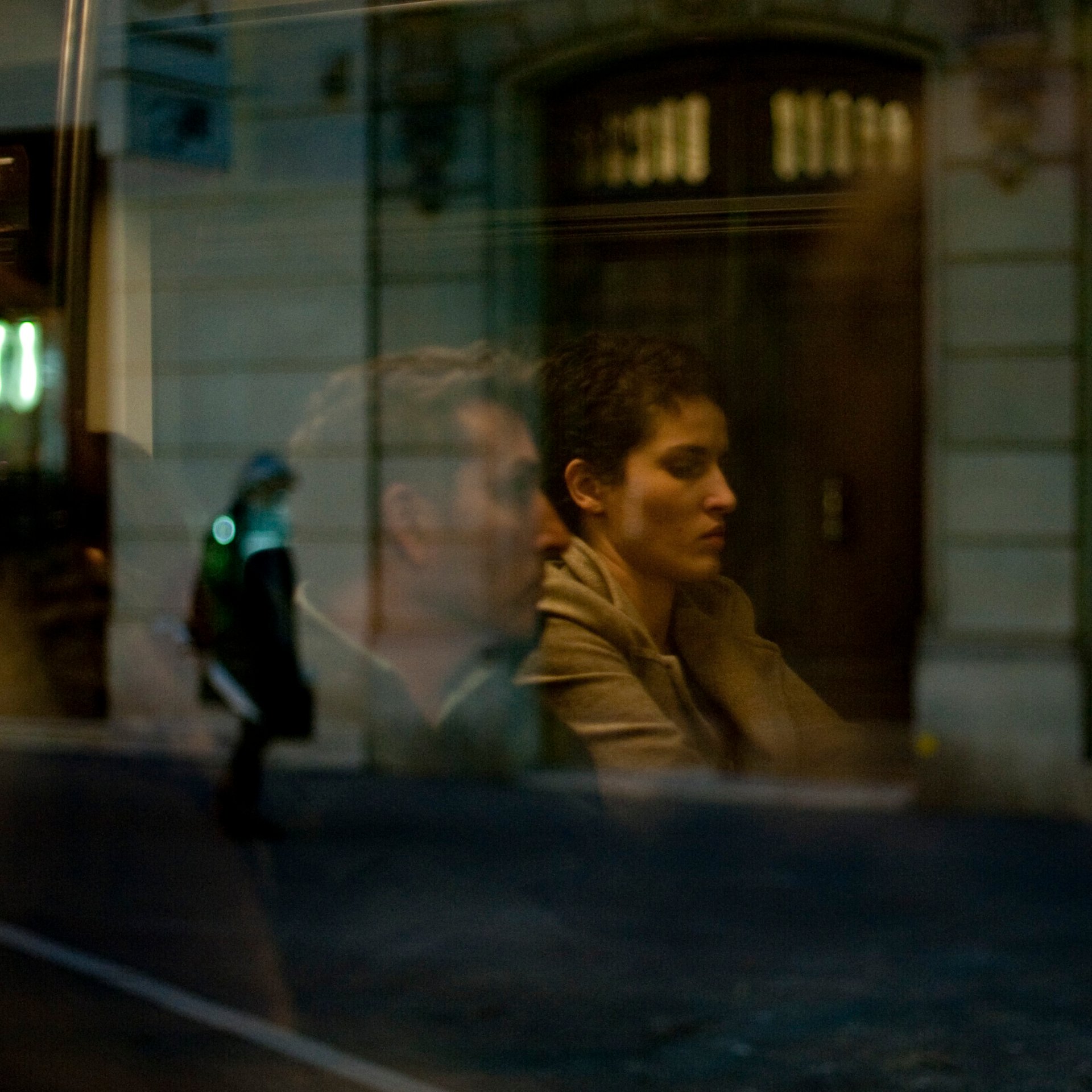 Passager de bus vu à travers la vitre, Paris