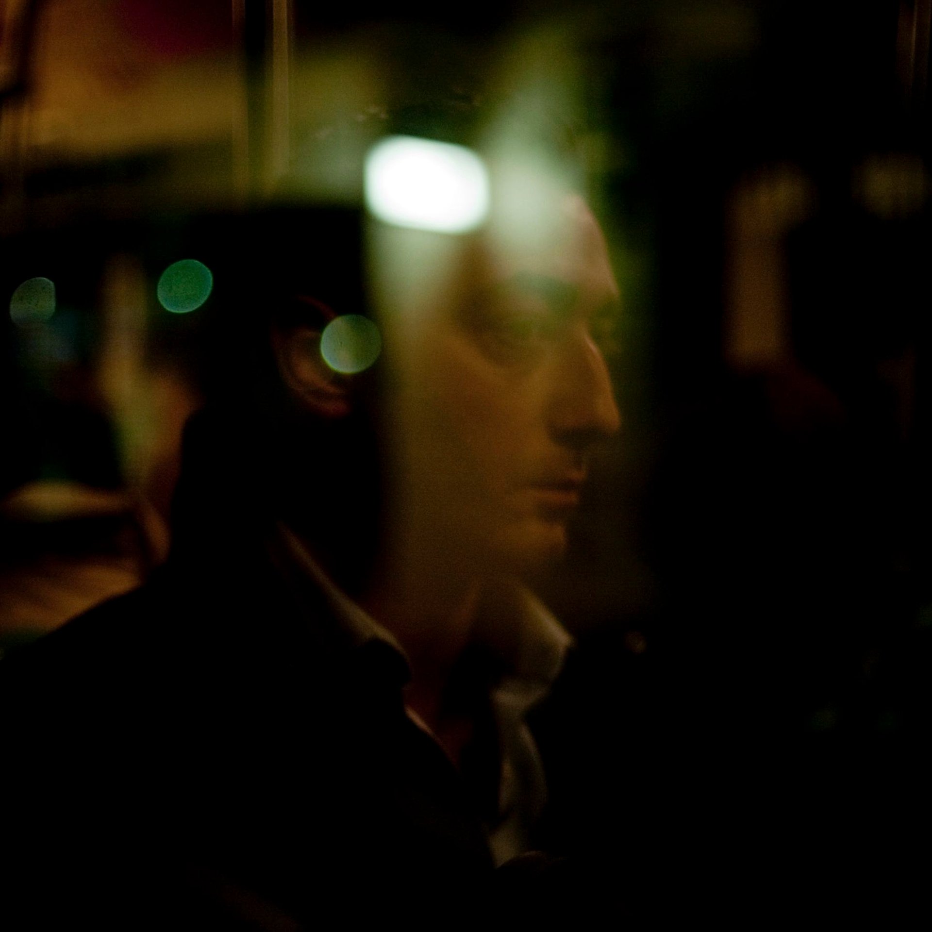 Passagère de bus vue à travers la vitre, Paris