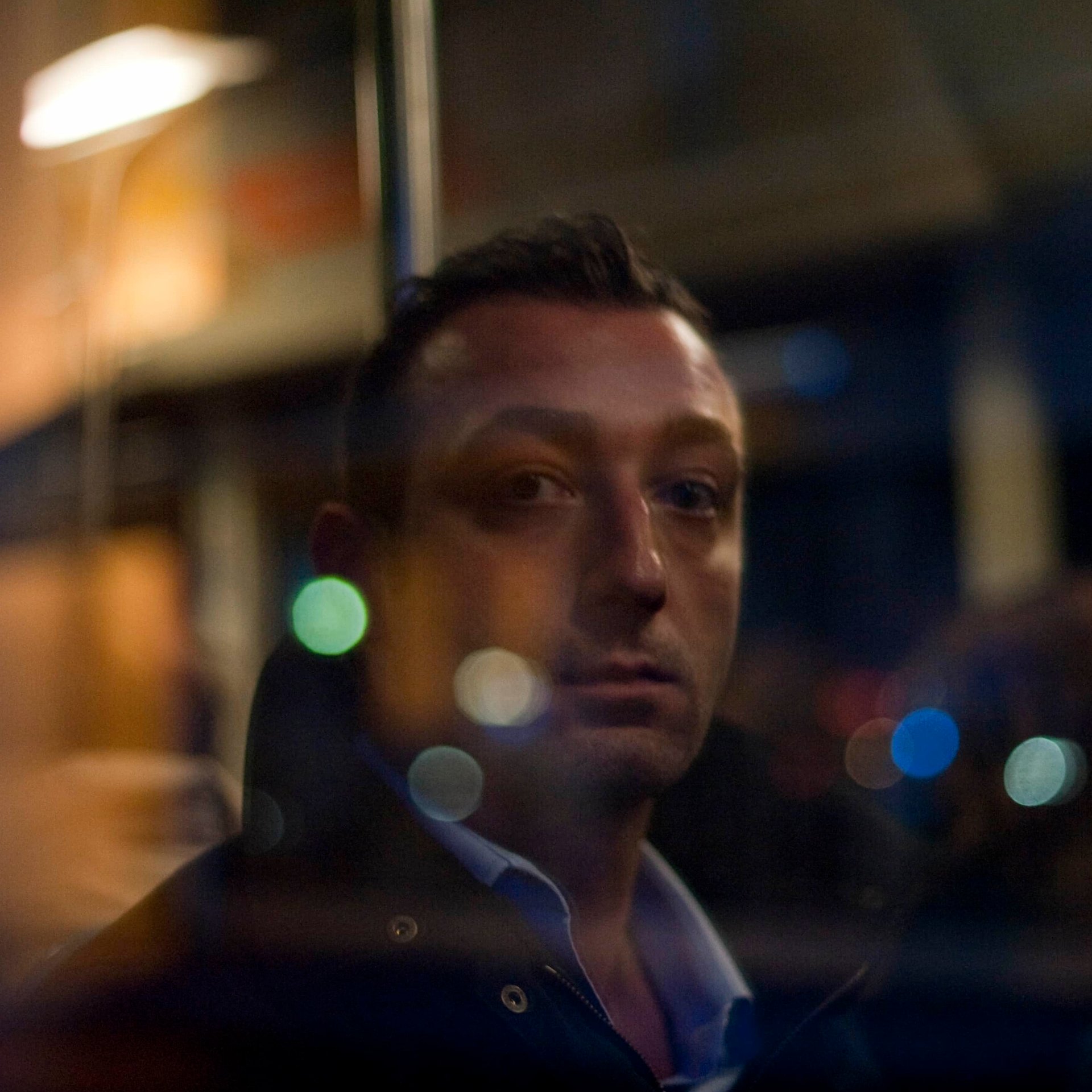 Passagère de bus vue à travers la vitre, Paris