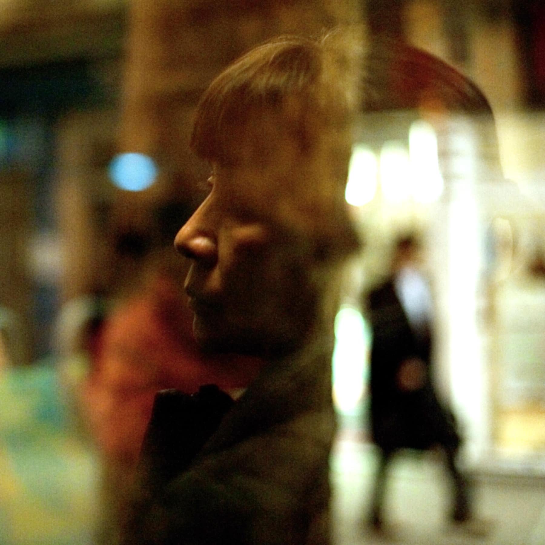 Passager de bus vu à travers la vitre, Paris