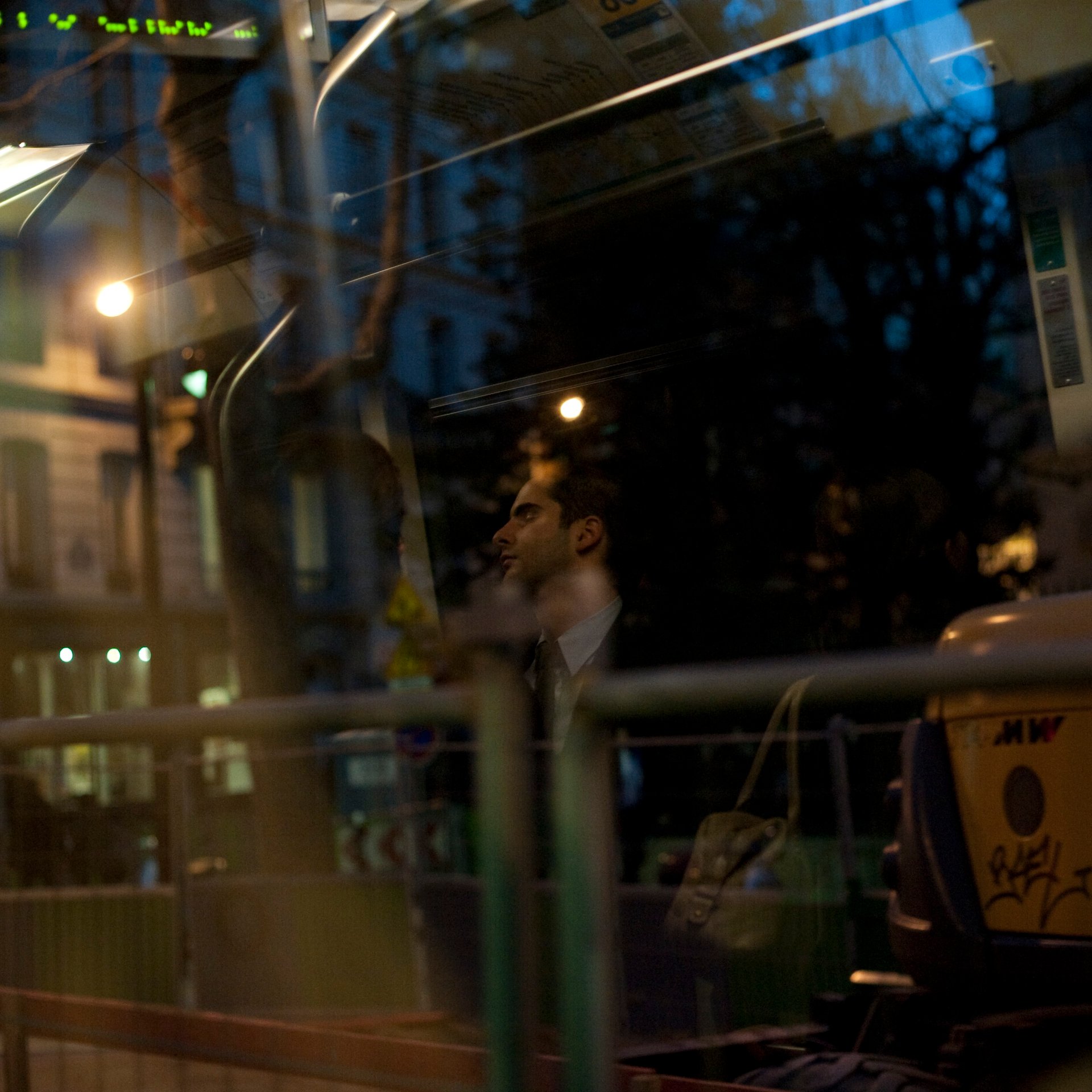 Passagère de bus vue à travers la vitre, Paris